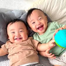 双子の赤ちゃん同士で『いないいないばぁ！』 楽しそうに遊ぶ動画に癒される 先天性心疾患の手術を越えて「笑い声が可愛すぎ」「天使が二人」｜まいどなニュース