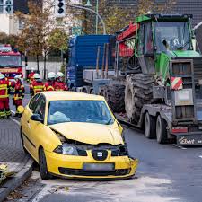 Unfall in Kierspe: Spezialtransporter kollidiert mit Pkw ...