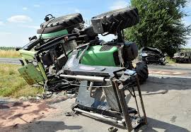 Golf prallte beim Überholen mit Traktor zusammen: Zwei Verletzte ...